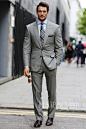 英伦男模大卫·甘迪 (David Gandy) 身着Welsh & Jefferies灰色西装现身2015春夏伦敦男装周外，优雅、自信且充满魅力。