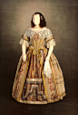 维多利亚女王的衣服（肯辛顿宫藏品，真正的古董）——女王的红色王权斗篷；彩绣加冕斗篷；加冕时穿的长袍；白色婚服；一件大场合上的礼服；斯图亚特王朝主题cosplay上穿的伪古装；已经褪色的丧服；最后两张是她十七岁时穿的一件格子正装，BBC纪录片《王室服饰传奇》中专门讲过，可以体会下女王的身高~
