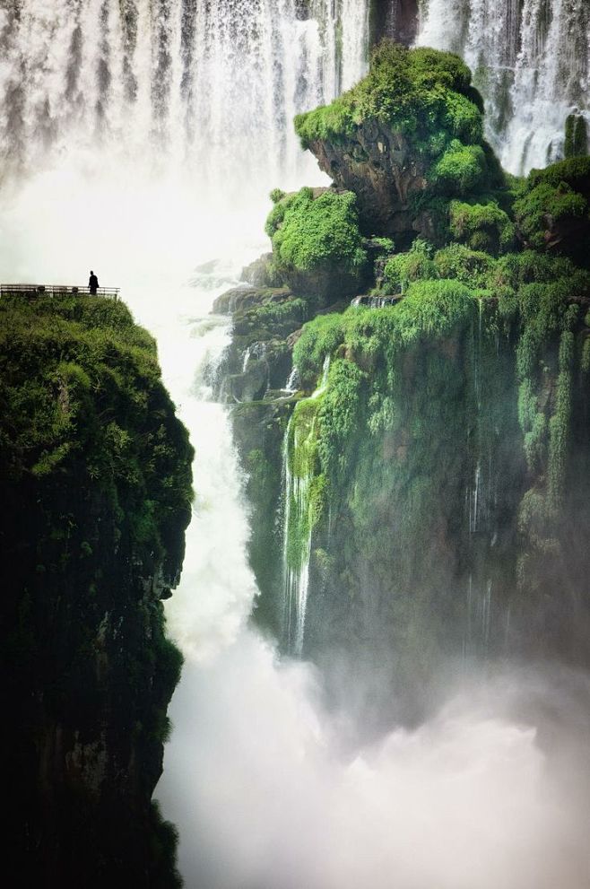 被公认为世界上最美丽的瀑布，伊瓜苏瀑布的...