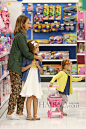 当地时间6月7日，杰西卡·奥尔芭 (Jessica Alba) 带着两个女儿海雯·加纳·华伦 (Haven Garner Warren) 和奥娜·玛丽·华伦 (Honor Marie Warren) 在洛杉矶的玩具店购物。