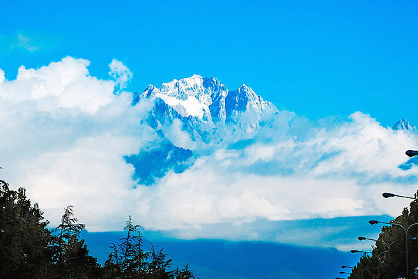 哈巴雪山保护区主要由哈巴雪山主峰、高山冰...