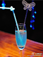 【蓝色星期一Blue Monday Cocktail】用蓝色鸡尾酒表达蓝色的气氛，超适合心还留在周末的你哟~材料：金酒20ml、君度酒40ml、苏打水少许、蓝橙香甜酒1酹 制作：将材料倒进装满冰块的酒杯中，顺着调酒匙滴入1酹蓝橙香甜酒，搅拌。杨桃装饰~