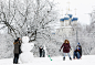 2012年1月1日，莫斯科历史和自然保护区博物馆Kolomenskoye，人们在堆雪人，滑雪橇。