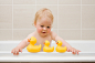 人,住宅内部,浴盆,玩具,室内_79307853_A baby boy looking at a row of rubber ducks_创意图片_Getty Images China