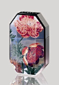 香水之 Stella The Print Collection。灵感源自 Stella McCartney 的时装创作，瓶身以三款不同风格花卉包装。淡雅的玫瑰清香并糅合柑橘、牡丹和琥珀的调子。 售价:450元