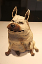 来自Peter Vanbekbergen怪萌的陶艺小狗雕塑 #候鸟陶推荐#