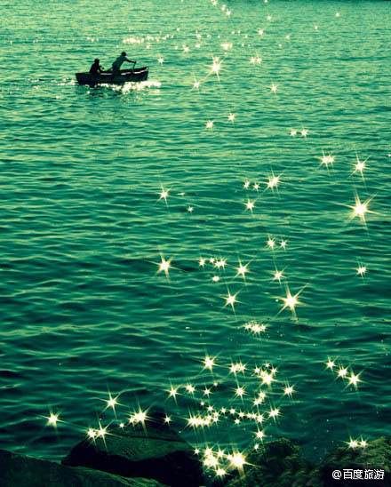 洒满星光的湖面