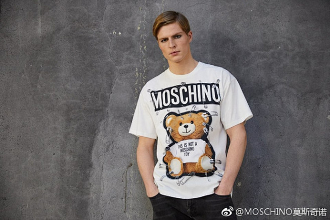 安全别针泰迪！ 探索全新#MOSCHIN...