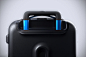智能行李箱Bluesmart内置了自动称重的传感器，用户可以通过拉动手柄权衡行李箱到底有多重
