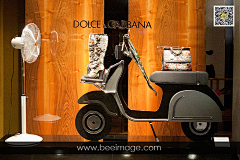 橱窗设计__蜂讯网采集到D&G杜嘉班纳意大利米兰摩托车主题包与鞋櫥窗