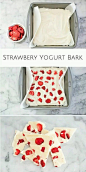 【 自制草莓冻酸奶 】 材料：酸奶 草莓。在一个平碗里放入一张烘培纸 把酸奶倒进碗里 均匀摊开，放入切好的草莓粒 冷冻几小时（大约4个小时以上） 直到完全冷冻成型，把烘培纸剥掉 敲碎即可。 #水果# #料理# #晚餐# #饼干#