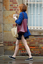 当地时间9月17日，艾玛·斯通 (Emma Stone) 身穿蓝色大衣撑伞在雨中的纽约外出。
