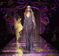 女战神的战袍扭起来比静态更迷人......From：Versace Couture Fall 2015 