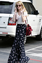 Emma Roberts，简约T恤+高腰长裙，小个子MM显高的穿衣典范