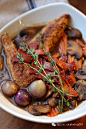 红酒焖子鸡 Coq au vin 
是一道用鸡肉加上红酒、蒜头、蘑菇和肥猪肉一起熬煮的菜。“coq”是公鸡的意思，但有些食谱会用阉鸡或一般鸡肉替代。红酒最常用的是勃艮第红酒(Bourgogne)。但每个地区做这道菜会用自己当地的酒。所以你会看到法国西部汝拉(Jura)的 coq au vin jeune，用来自阿尔萨斯的酒 Riesling 做的coq au Riesling，还有用香槟煮的 coq au Champagne。偶尔还会看到用 coq au Chambertin，是用勃艮第相当好的香贝坦红酒