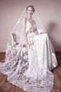 Lihi Hod 春夏婚纱，极致的优雅廓型，浪漫的及地长头纱，增添神秘美感