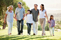 人,休闲装,户外,35岁到39岁,55到59岁_124206676_Multi generation family holding hands and walking in the park_创意图片_Getty Images China