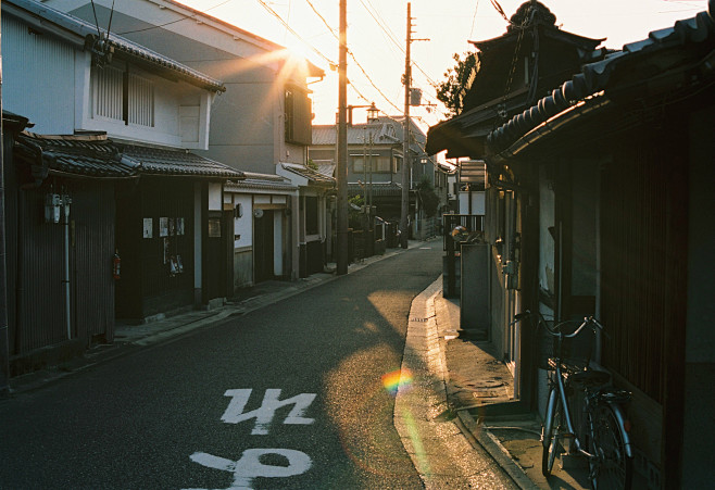 午后奈良的街道，阳光满溢-士多啤梨是一种...
