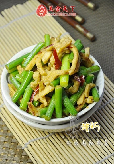 蒜薹鸡丝1、鸡脯肉切成丝，用胡椒粉和料酒...