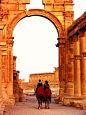 [骆驼骑士] 骆驼骑士在哈德良的拱门下行走  巴尔米拉、叙利亚