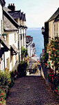 Clovelly, North Devon, England。英国德文郡北部克劳夫利，一个风景秀丽、景色怡人的小渔村。英国德文郡这个少受干扰的美丽渔村，白色板岩小屋一直延伸到宁静的港口，光滑的碎石路两旁，房屋前开满五彩缤纷的鲜花。…