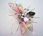 英国艺术家Julie Alice Chappell 以废弃电子产品内的电路板创作出一只只美丽的蝴蝶与昆虫，打破电子产品原有的形式，并为他们赋予新生命，就好像破茧而出的蝴蝶，蜕变后更加灿烂耀眼。#求是爱设计#