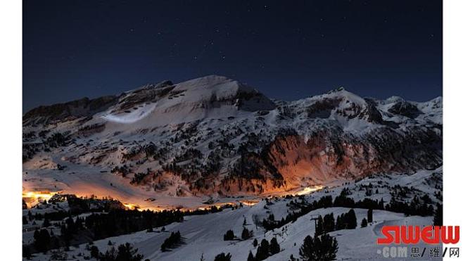 夜幕下曝光的有雪的山谷|高清图片|景物/...