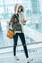 王珞丹2018年11月13日北京机场街拍：身着蔻依 (Chloe) 翻毛外套，搭配同品牌鞋与包