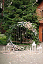 悬挂玻璃包和花卉拱门，户外婚礼装饰 
