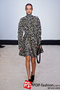 以上为Giambattista Valli 2014秋冬米兰时装周部分现场图片，更多图片在POP伦敦时装周专题报道：http://www.pop-fashion.com/presscon/search/women_Paris_1415AW_tshowpic__t_p_1.html