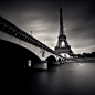 法国人Damien Vassart用黑白胶片捕捉到的巴黎的细节，温婉细腻。埃菲尔铁塔，塞纳河，以及圣母院。往日想象中华丽的巴黎细节被用这种朴素的格调解析出来，真是耐人寻味而又打动人心。。