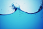 蓝色 水面 水泡 气泡 水的运动 液体 饮料 补水 透明 清澈 干净 广告 背景 两种介质