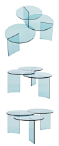 法国设计师Noé Duchaufour-Lawrance为法国奢侈家具品牌Ligne Roset设计了一款青山玻璃桌，桌面由三块圆形玻璃叠加而成，每块玻璃下面有一块长方形玻璃作为桌腿。
青山玻璃桌采用退火玻璃制造，通过胶水粘在一起。桌子的名字“青山”源于日本东京的一个地名——青山。青色的玻璃，加上层层叠加的圆形桌面，的确让人联想到连绵青山。 #家具# #设计#