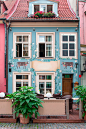 European Cafeteria Building : Old Cafeteria building exterior in Riga, Latvia.旅游 美景 小镇 欧美 摄影 欧美 地中海 旅行 人文 朋友圈配图 美图壁纸 壁纸 微距 唯美 室外 街景 建筑 欧式 大图 全屏 海报背景 咖啡店 酒馆 巴黎 法国 欧洲 意大利 英国 