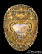 珠宝品牌FABERGÉ的名字，大家也许有点陌生，其创办人peter carl FABERGÉ百年前已为俄国宫廷当今御用金匠，帮过亚历山大三世王后创制经典的珠宝复活蛋，其精巧的手工深得世界各地的达官贵人所爱，19世纪高峰期 FABERGÉ 的工作室有超过500多名工匠，是当时珠宝界的权威。