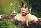 小天使坐在树上看书