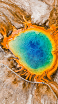 大棱镜温泉的美在于湖面的颜色随着季节而变化，这是由于富含矿物质的水体中、生活着的藻类和含色素的细菌等微生物。它们体内的叶绿素和类胡萝卜素的比例会随着季节变换而改变，于是温泉上水体也就呈现出不同的色彩。——大棱镜温泉#黄石公园