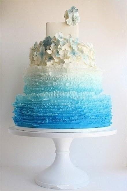 一款心水系湛蓝色翻糖蛋糕，由下到上、深到...