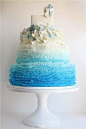 一款心水系湛蓝色翻糖蛋糕，由下到上、深到浅、层层递进，像蓝色的海洋把浪花推向白色的沙滩。（我们都是蓝色控@蓝色潮流控）