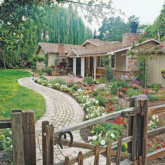 美丽的花园和弯曲的石板路装扮这个家的入口...