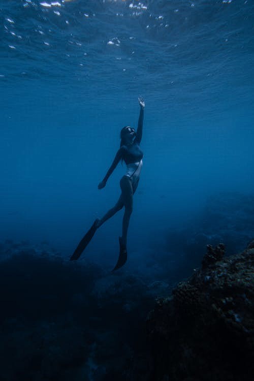 不露面适合女人在蓝色的海洋中游泳