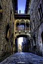 西班牙巴塞罗纳的古城。有一个梦，想找一个下午，在一座古城里静静地行走。