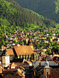 Brașov, Romania。罗马尼亚布拉索夫，旧名喀琅施塔得(Kronstadt)。罗马尼亚中部城市，布拉索夫县首府。布拉索夫因其优越的地理位置而被人冠以“国王的王冠”的盛誉。古城区的Rope Street 绳索街，是欧洲最狭窄街道之一。市中心有一座始建于1383年的哥特式黑教堂，教堂内有一个由4000个管和76个键盘组成的管风琴，堪称一绝！ #城市# #美景#