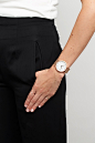 Fantastisk klocka från Larsson & Jennings : Vacker klocka från det fantastiska varumärket Larsson & Jennings.Den klassiska modellen "Lugano" med 40 mm boett och bezelring i rostfritt stål är pläterad i roséguld för ett modernt yttre. Gla