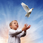 天空下放飞鸽子的男孩高清图片 - 素材中国16素材网