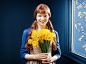 人,花束,礼物,室内,住宅房间_115456625_Woman holding bunch of daffodils._创意图片_Getty Images China