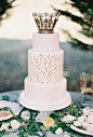 Earth & Sugar出品的这款简单大方的婚礼蛋糕顶端的皇冠造型让人印象深刻，蛋糕上还装饰着手写体的法国诗歌。