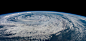 图为8月份时在太空中拍摄的地球美景，据了解，当时北大西洋上空正被一个巨大的漩涡云团覆盖