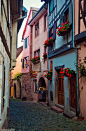 Riquewihr, Alsace, France。酒城利克威尔是法国阿尔萨斯大区（Alsace）的小镇，距北部的科尔玛（Colmar）15公里。座落在酒乡之路旁边的一处山谷中，整个小城寻觅不到一丝现代建筑的痕迹，仿佛历史的演义在这里突然停滞，使之永远定格在古朴纯美的十七世纪。因风景如画的中世纪艺术和建筑闻名于世。#景点# #街景##旅行# #法国#