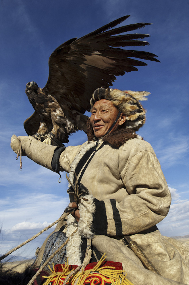 每年都有众多哈萨克族猎人带着他们的猎鹰在...